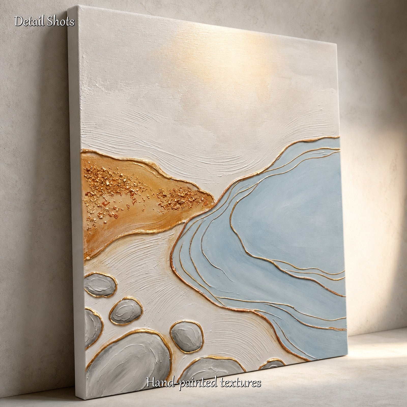 Dipinto astratto in blu e oro con movimenti fluidi, ideale per arredare un salotto all’insegna del lusso discreto