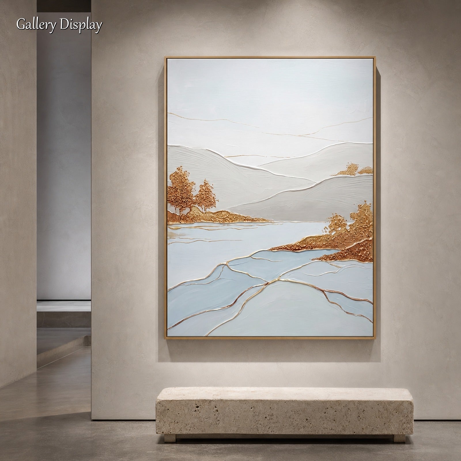 Dipinto di lusso con texture raffigurante un lago e una montagna, nei toni dell’oro e del bianco, per l’arredamento di una casa moderna